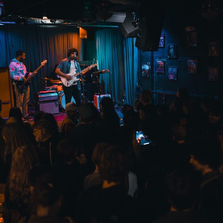 square_left_less_nice crowd1